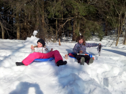 Inès et Naomi font de la luge : Février 2013